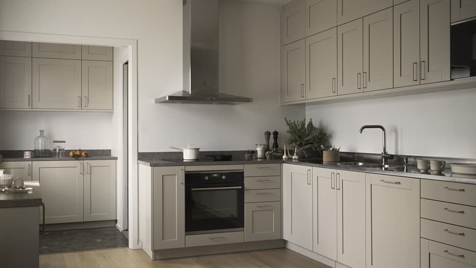 Kök med ramlucka i ostron-beige ton från Ballingslöv