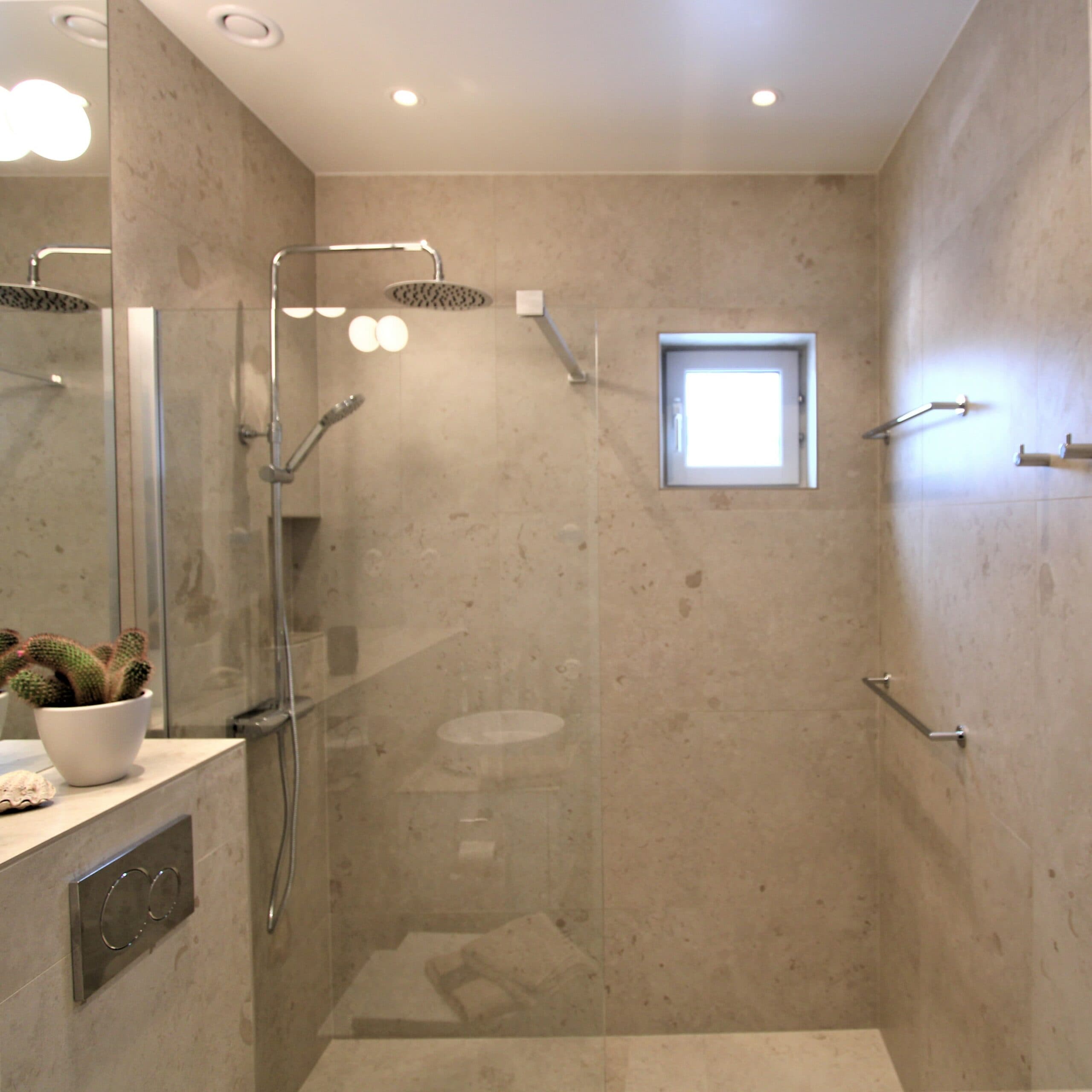 Stilrent badrum i färgen Ivory på golv och ägg