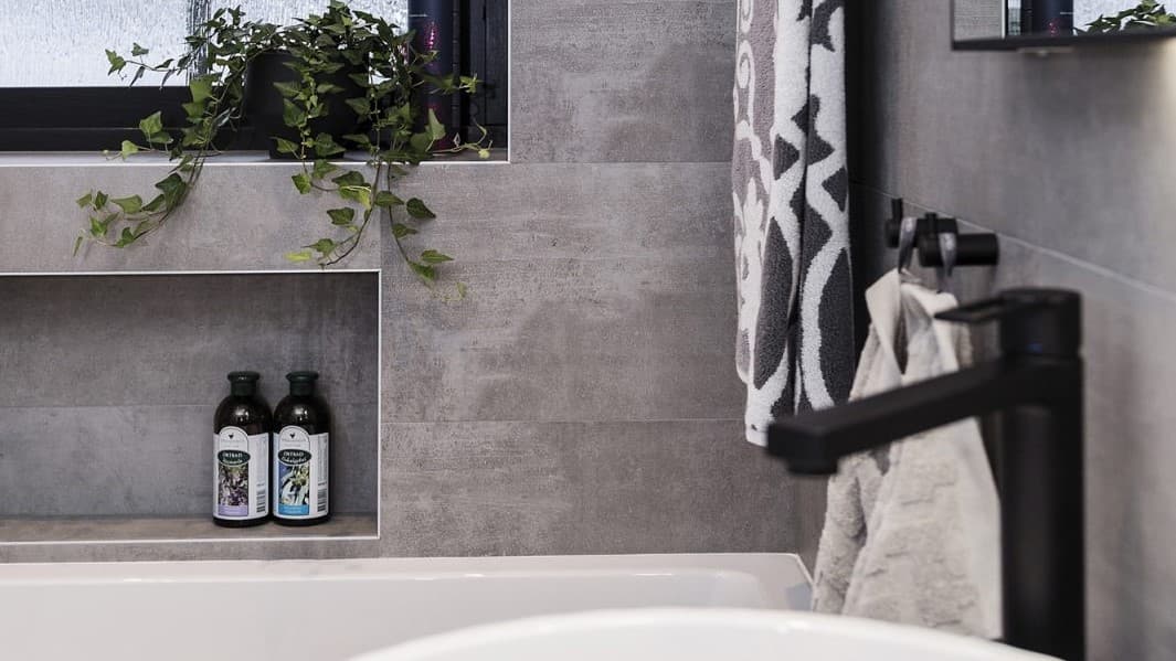 Stilrent badrum med svarta detaljer