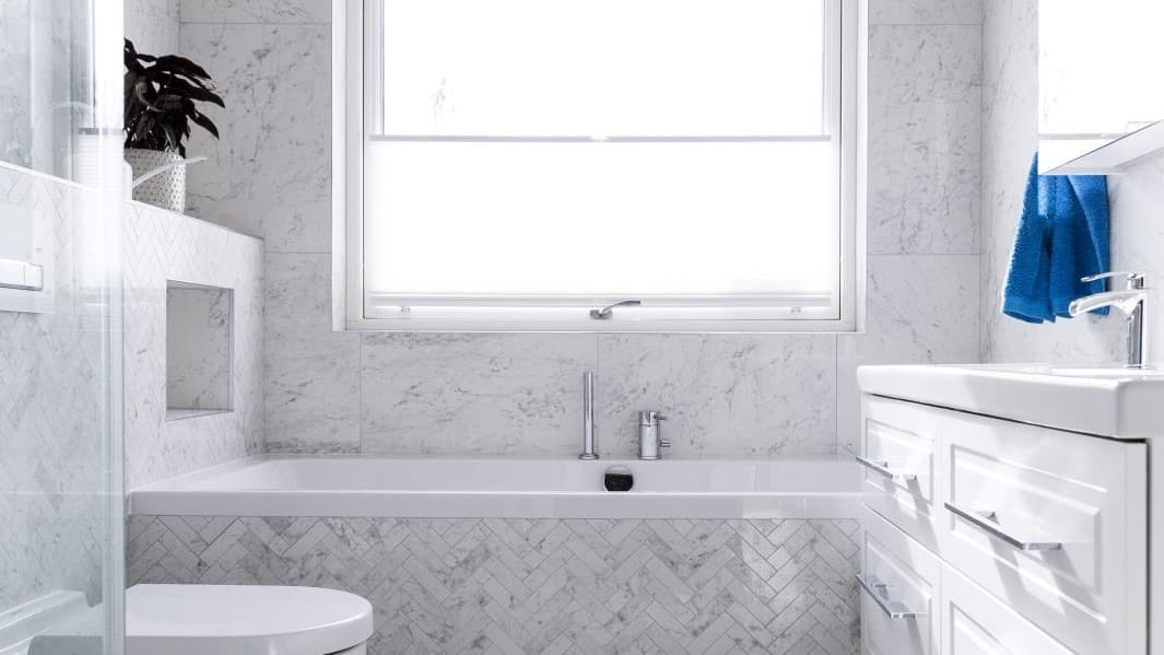 Badrum Inbyggt badkar med marmor i fiskbensmönster