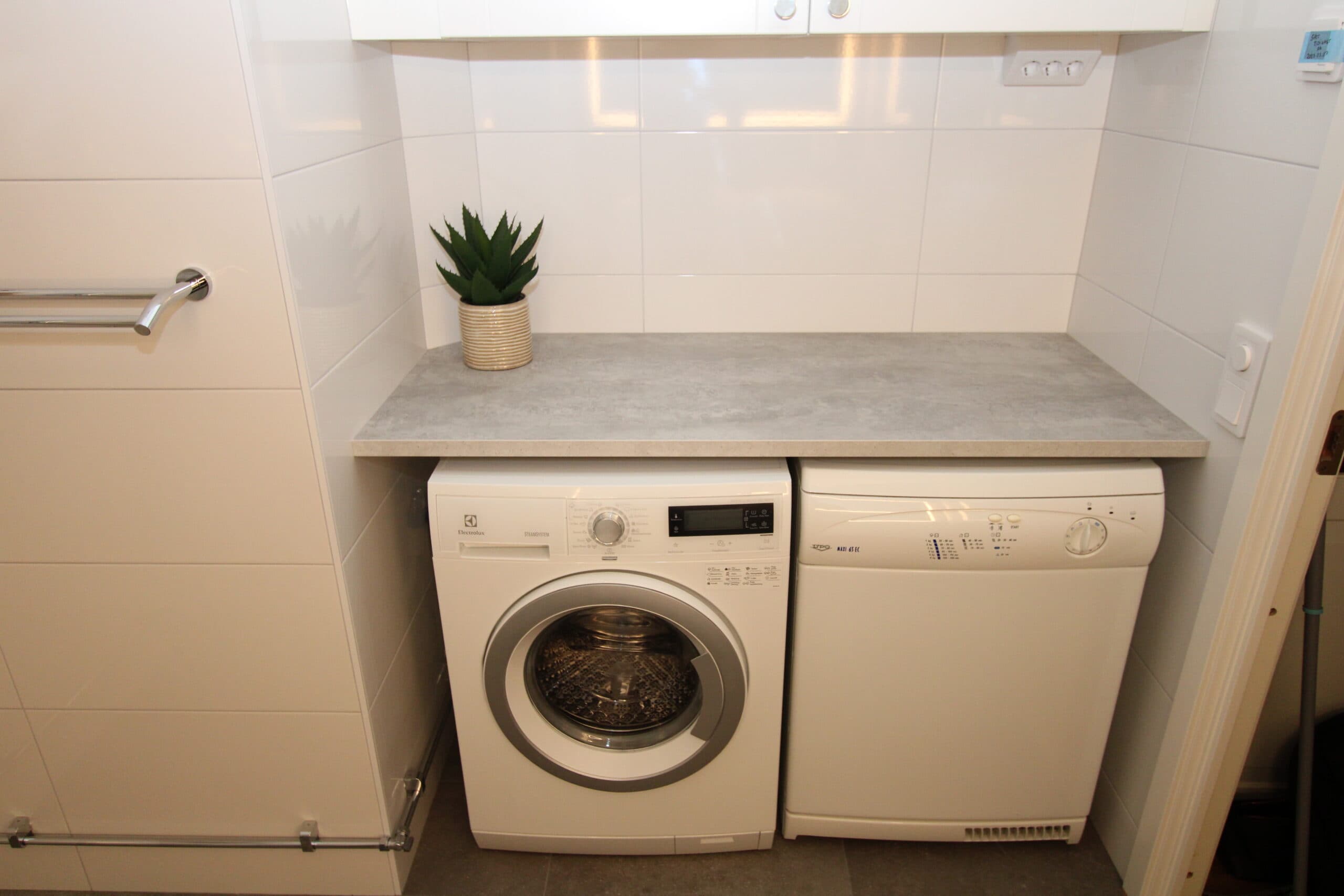 Tvättstugedel med grå bänkskiva