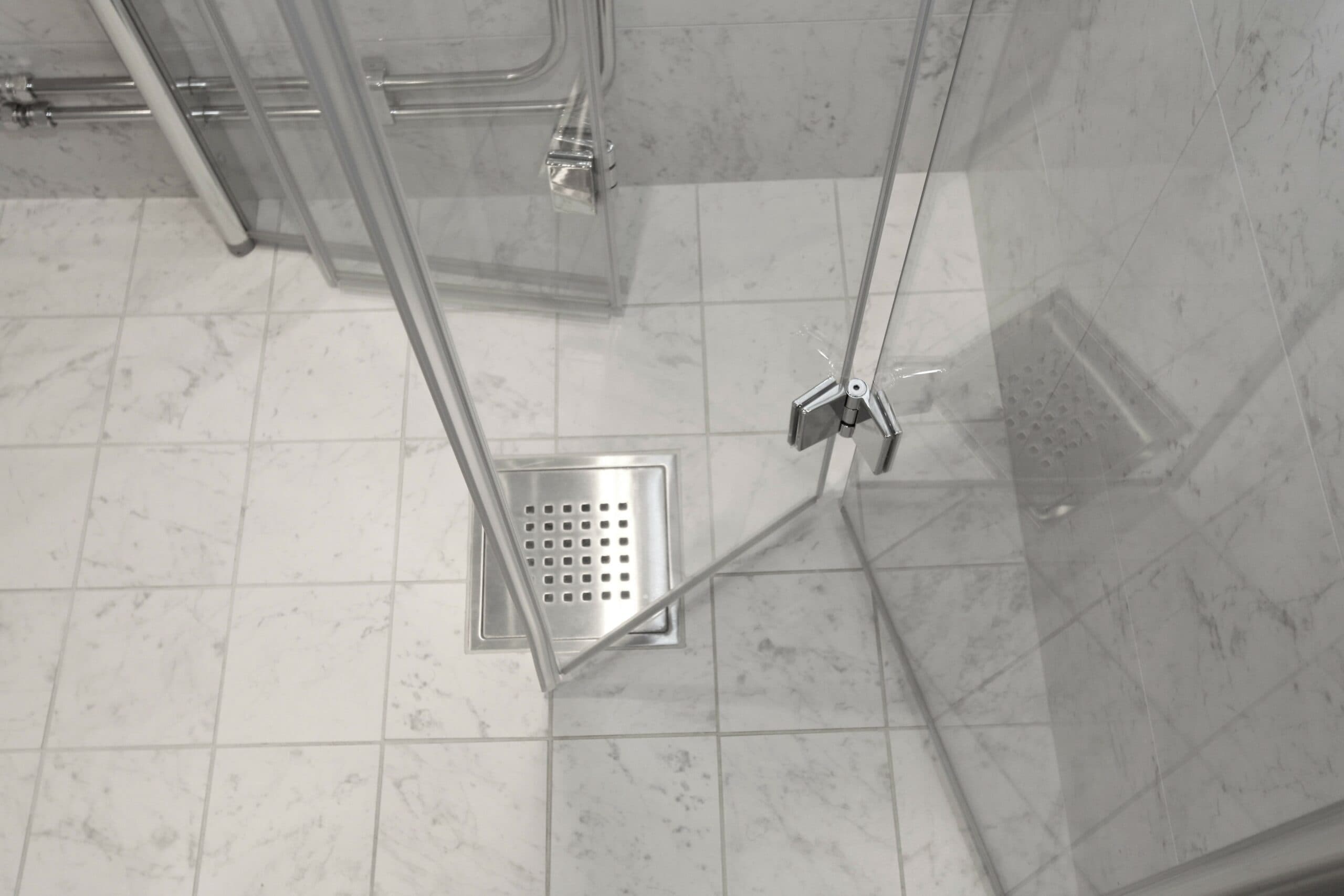 Vikdusch och golvbrunn