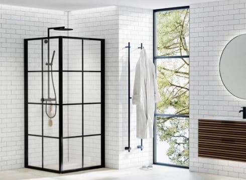 Industriellt badrum med Svart duschsektion med spröjs