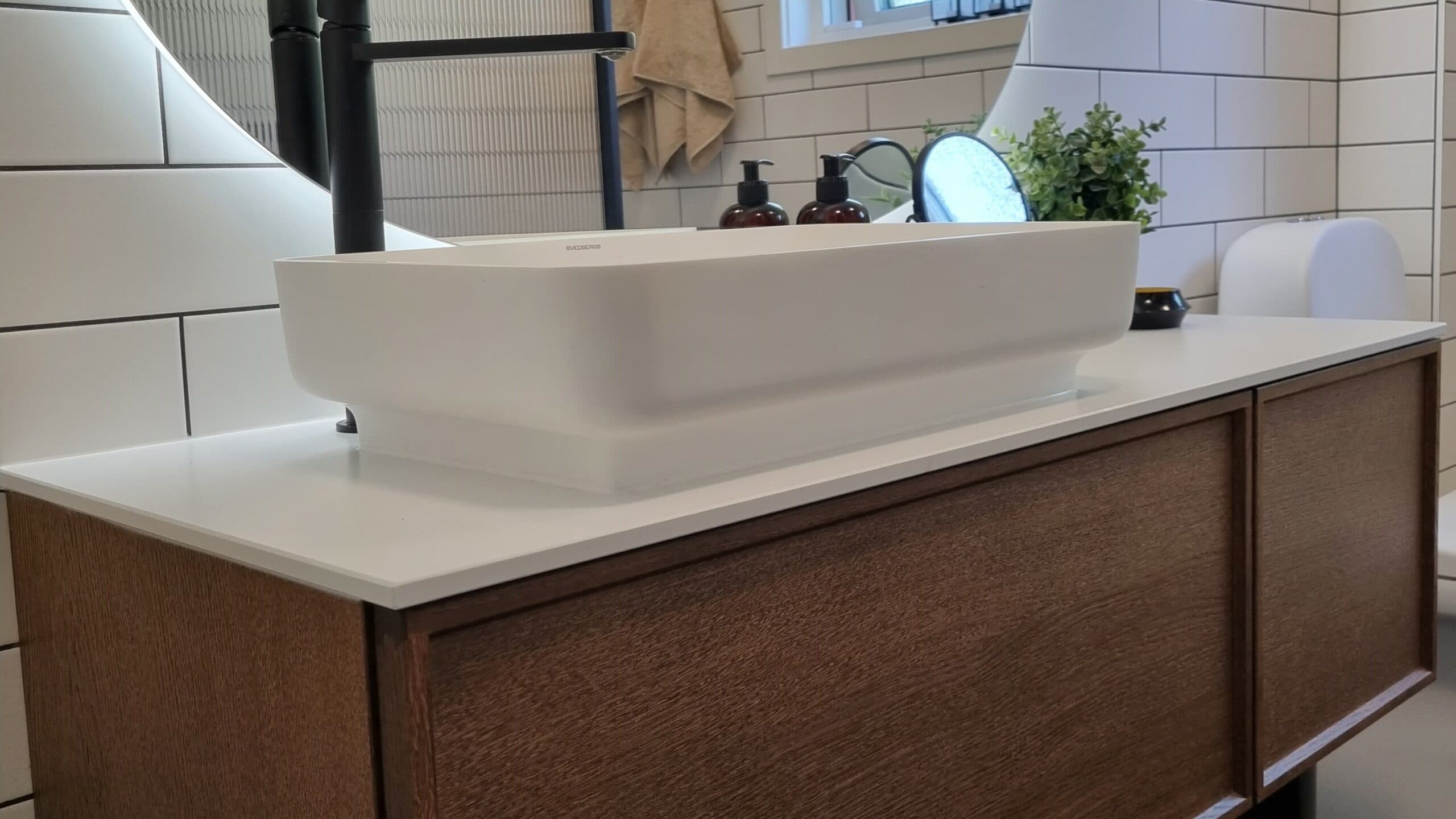 Kommod i mörkt trä från INR