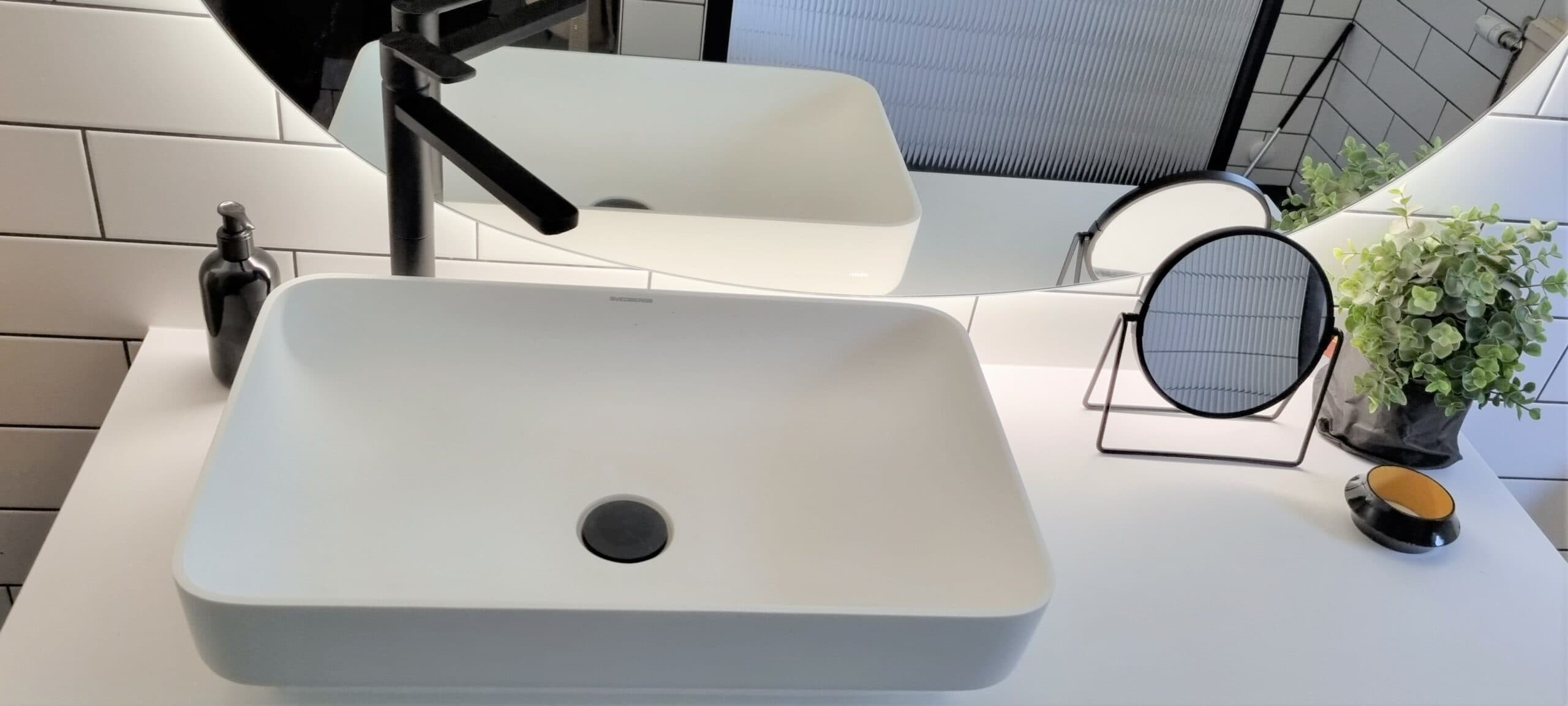 Handfat med svart bottenventil