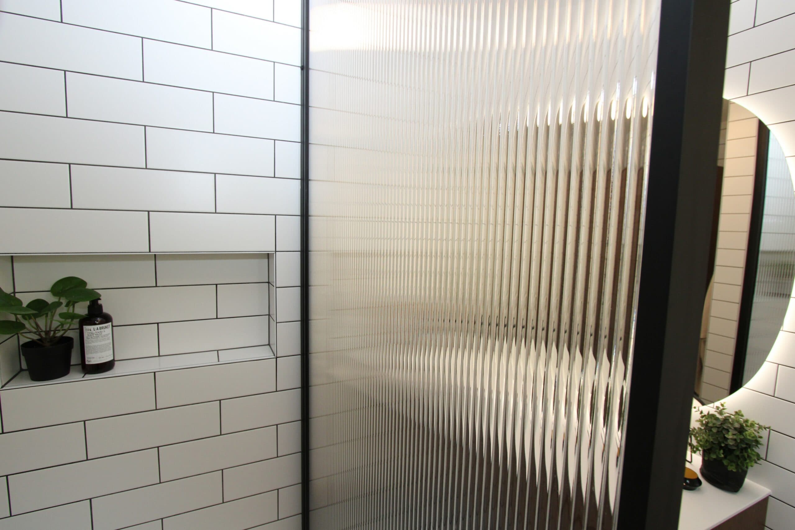 Retro badrum Duschparti med räfflat glas