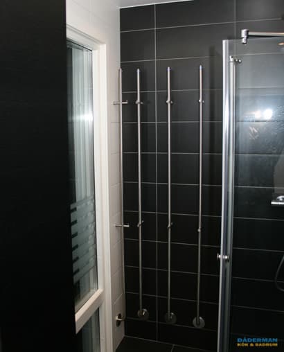 Badrum i svart och vitt kakel