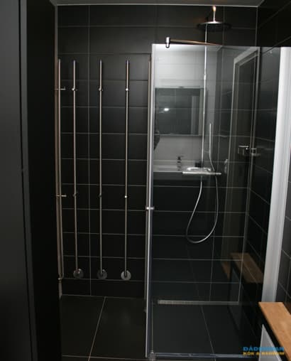 Badrum i svart och vitt kakel