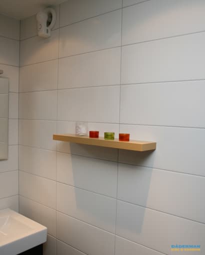 Badrum i svart och vitt kakel