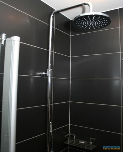 Badrum i svart och vitt kakel