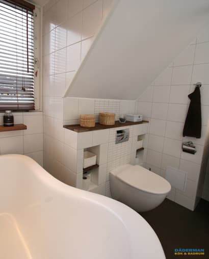 Badrum med badkar på fot