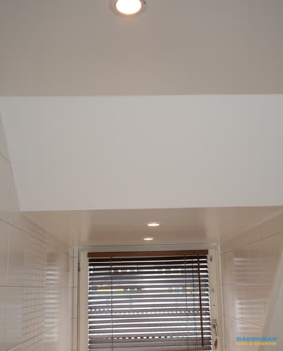 Badrum med badkar på fot