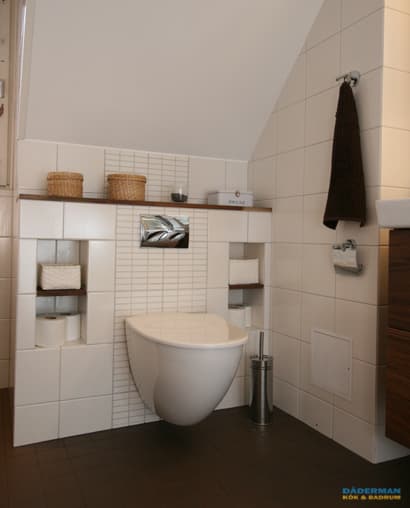 Badrum med badkar på fot