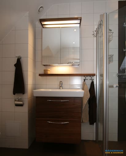 Badrum med badkar på fot