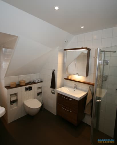 Badrum med badkar på fot