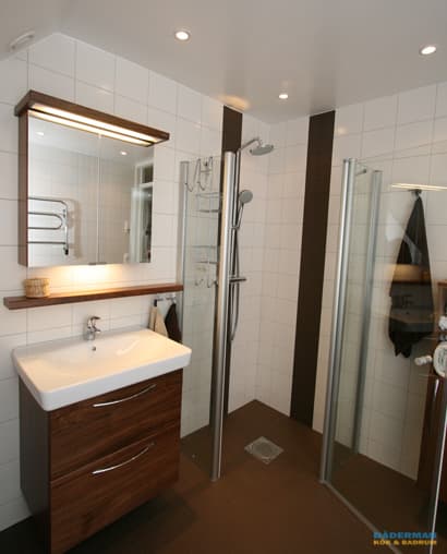 Badrum med badkar på fot