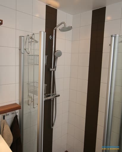 Badrum med badkar på fot