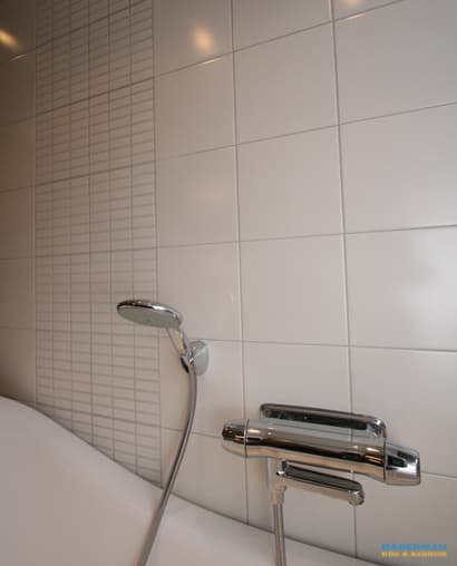 Badrum med badkar på fot