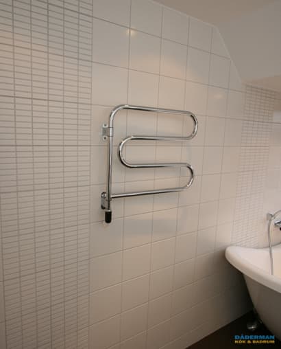 Badrum med badkar på fot