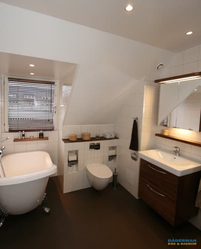 Badrum med badkar på fot