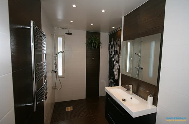 Badrum med träliknande kakel