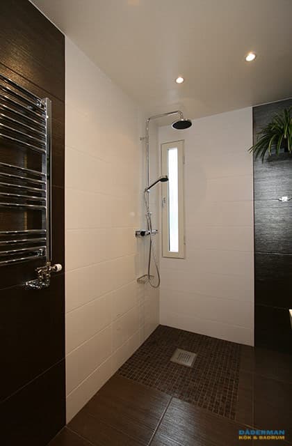 Badrum med träliknande kakel