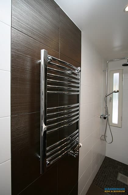 Badrum med träliknande kakel