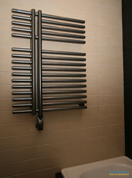 Badrum med tvättmaskin och torktumlare