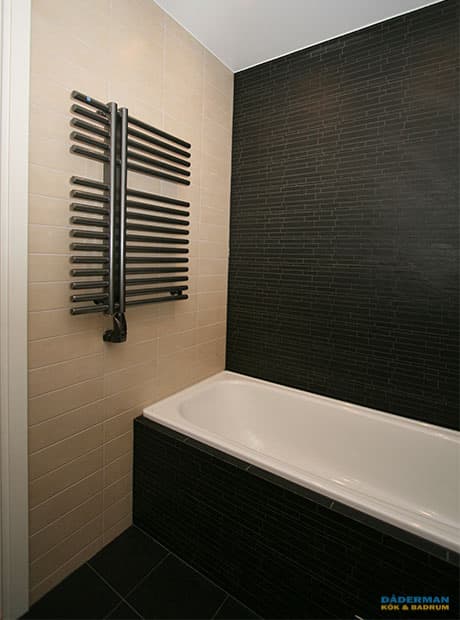 Badrum med tvättmaskin och torktumlare