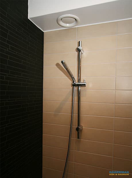 Badrum med tvättmaskin och torktumlare