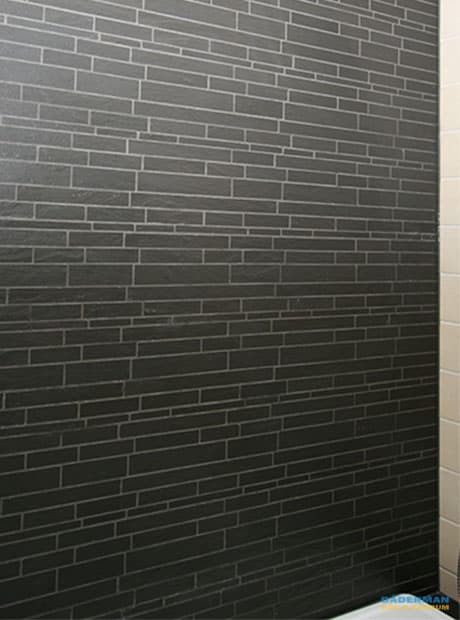 Badrum med tvättmaskin och torktumlare