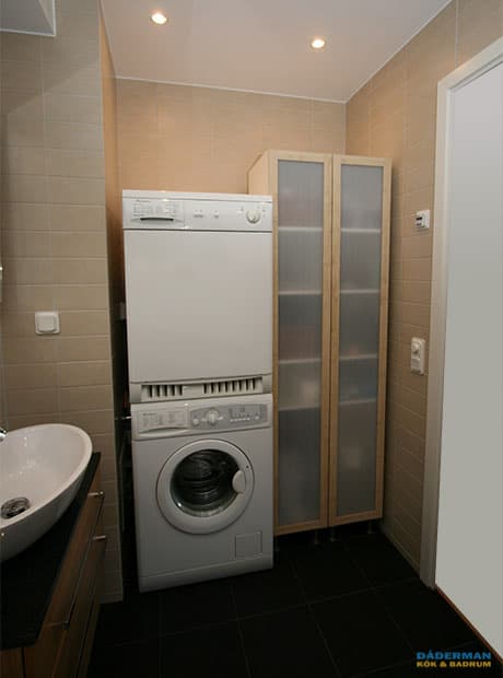 Badrum med tvättmaskin och torktumlare