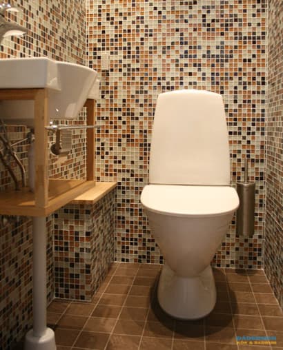 Badrum med väggar i mosaik