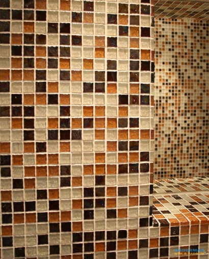 Badrum med väggar i mosaik