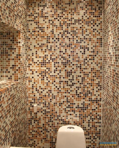 Badrum med väggar i mosaik