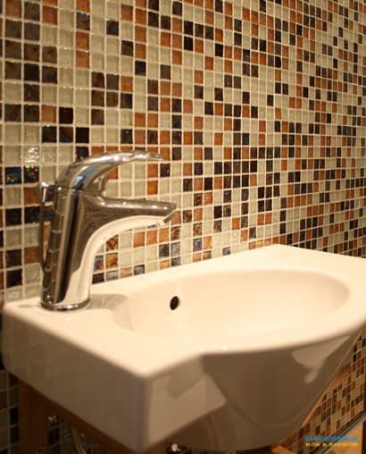 Badrum med väggar i mosaik