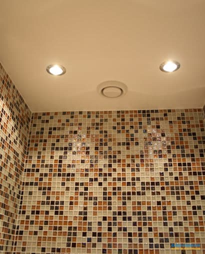 Badrum med väggar i mosaik