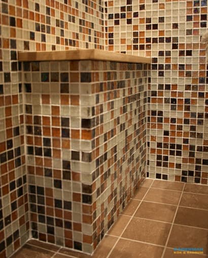 Badrum med väggar i mosaik