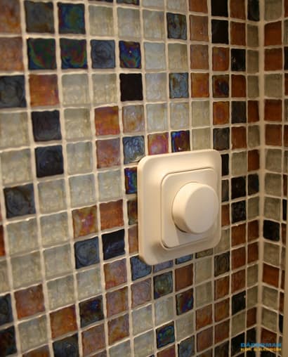 Badrum med väggar i mosaik