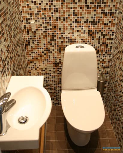 Badrum med väggar i mosaik