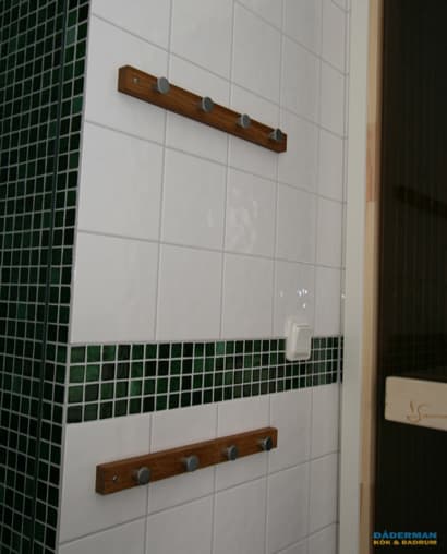 Badrum med vägghängd badrumsmöbel