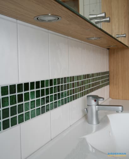 Badrum med vägghängd badrumsmöbel