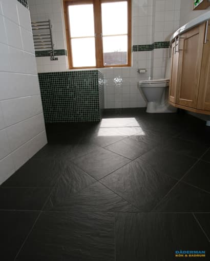 Badrum med vägghängd badrumsmöbel