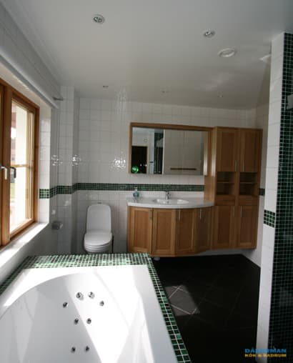 Badrum med vägghängd badrumsmöbel