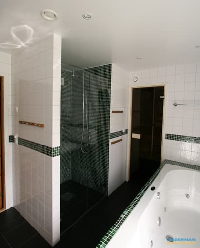 Badrum med vägghängd badrumsmöbel