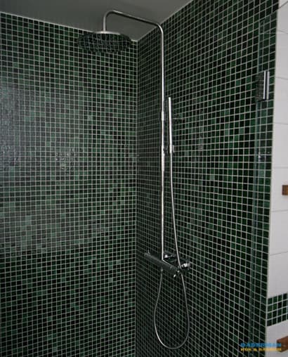 Badrum med vägghängd badrumsmöbel