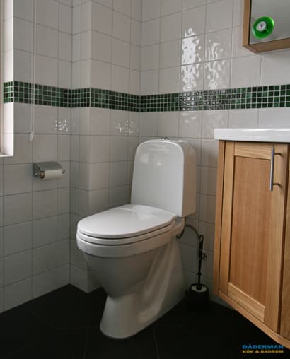 Badrum med vägghängd badrumsmöbel