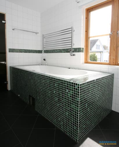 Badrum med vägghängd badrumsmöbel