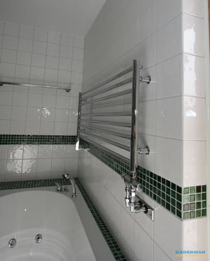 Badrum med vägghängd badrumsmöbel