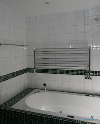 Badrum med vägghängd badrumsmöbel